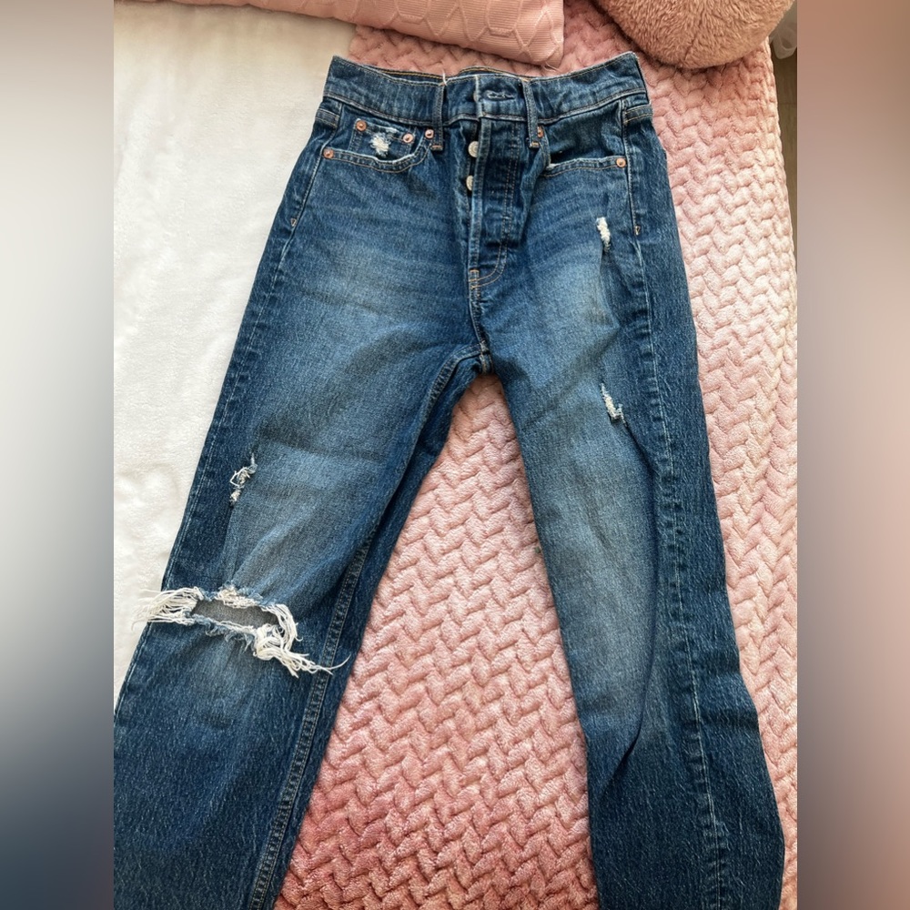 Cheeky straight gap dark denim jeans! Mid rise and ankle crop!